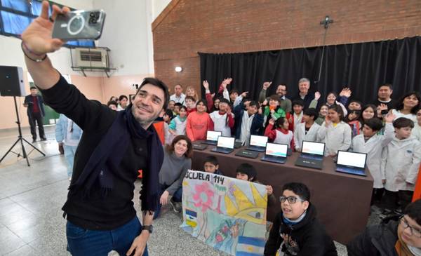 Torres entregó equipamiento informático a escuelas de la Comarca