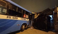 Bus se despista y termina empotrado contra una vivienda en VES: inmueble quedó casi destruido