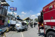 Camión casi “se lleva de corbata” a familia tras accidente, en la Ciudad de México
