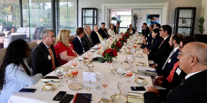 Embajador de EEUU se reúne con líderes del sector automotriz y destaca trabajo con Sheinbaum