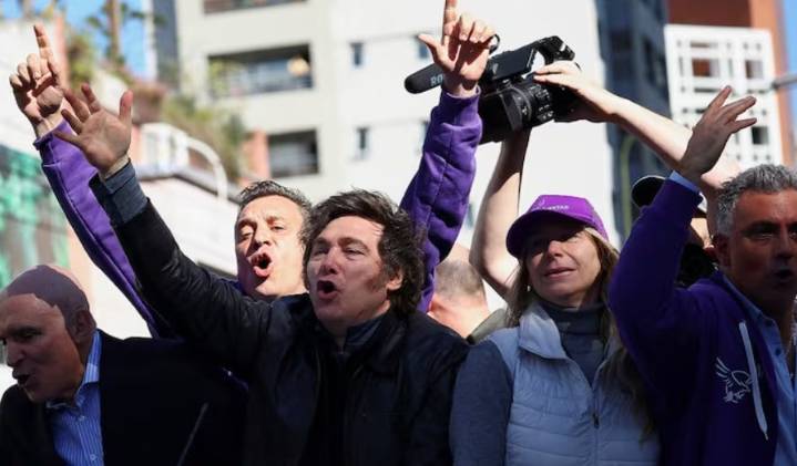 Atacaron la caravana de Javier Milei en Lomas de Zamora: piedrazos, insultos y dos detenidos