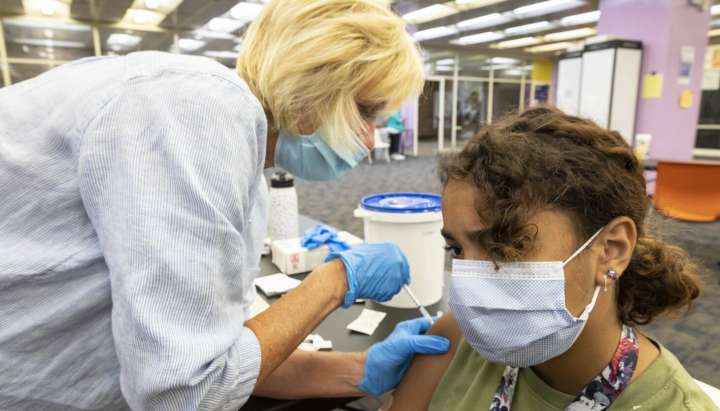 Chicago doctors urge COVID shots for young children and reject CDC advice, joining pediatric academy