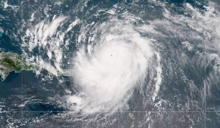 Huracán “Erin” alcanza categoría 5 con vientos devastadores en el Atlántico