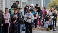 Los que pueden están acudiendo a pólizas ante crisis de la salud