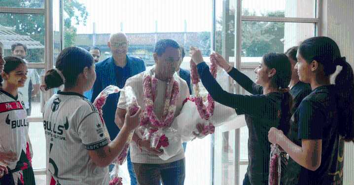 Nolberto Solano recibido como superestrella en Pakistán: entre ramos de flores y elogios de la federación asiática