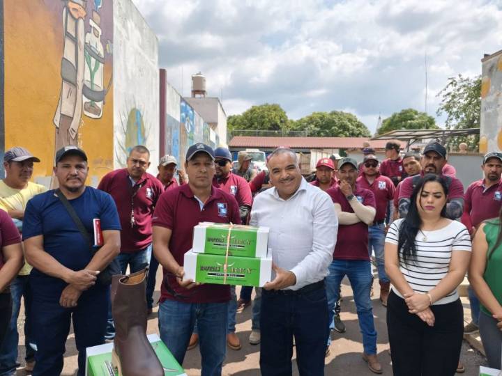 Isidoro Mosqueda entregó botas al personal del SAPAJ
