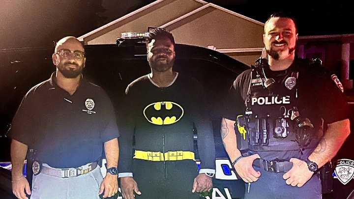 Hombre con atuendo de Batman ayudó a la policía de Cape Coral a atrapar a presunto ladrón