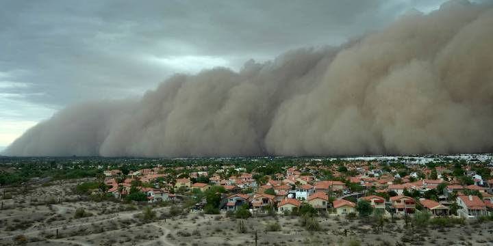 Una imponente tormenta de arena azotó Phoenix y dejó a miles de personas sin electricidad