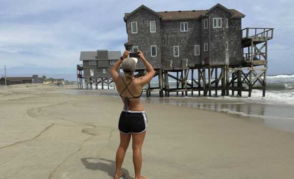 Beach homes threatened as Hurricane Erin skirts North Carolina coast