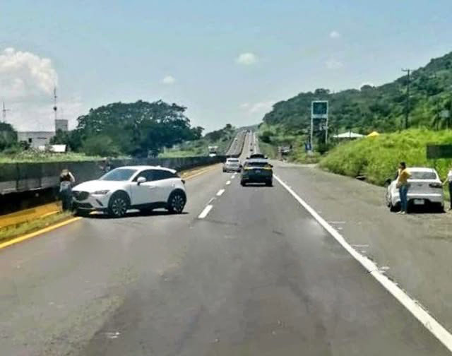 SE REPORTÓ UN CHOQUE CONTRA BARRERA DE CONCRETO