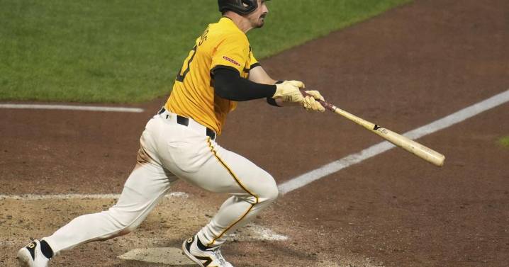Bryan Reynolds has a 2-out, 2-run triple in the 8th in the Pirates' 3