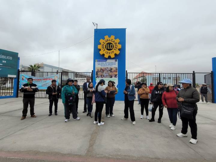Sin solución a sus demandas, docentes de institutos mantienen huelga indefinida