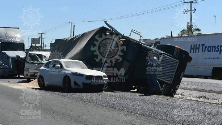 Vuelca tráiler en carretera Irapuato-Abasolo y casi aplasta a dos camionetas