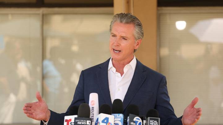 Critican a Newsom por "burlarse" de las oraciones tras el tiroteo en Minnesota: "Un comentario profundamente malvado"