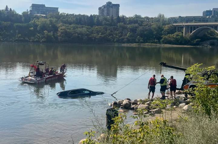 PHOTOS: Saskatoon firefighters fish empty SUV out of South Saskatchewan River
