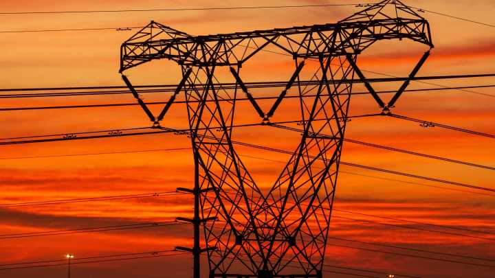 Canada sets sights on new electricity projects in quest for energy growth