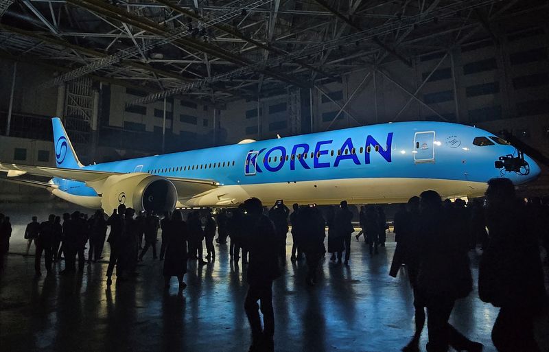 Korean Air expected to announce order for about 100 Boeing airplanes, sources say