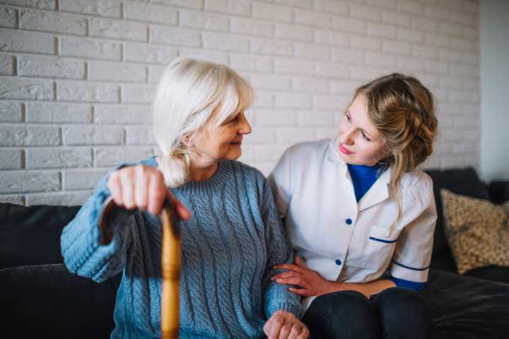 Cuidadores de adultos mayores: claves para un envejecimiento digno en casa