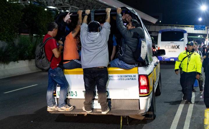 Policías trasladan a usuarios de la Línea 2 del Metro; hay caos vial en las inmediaciones