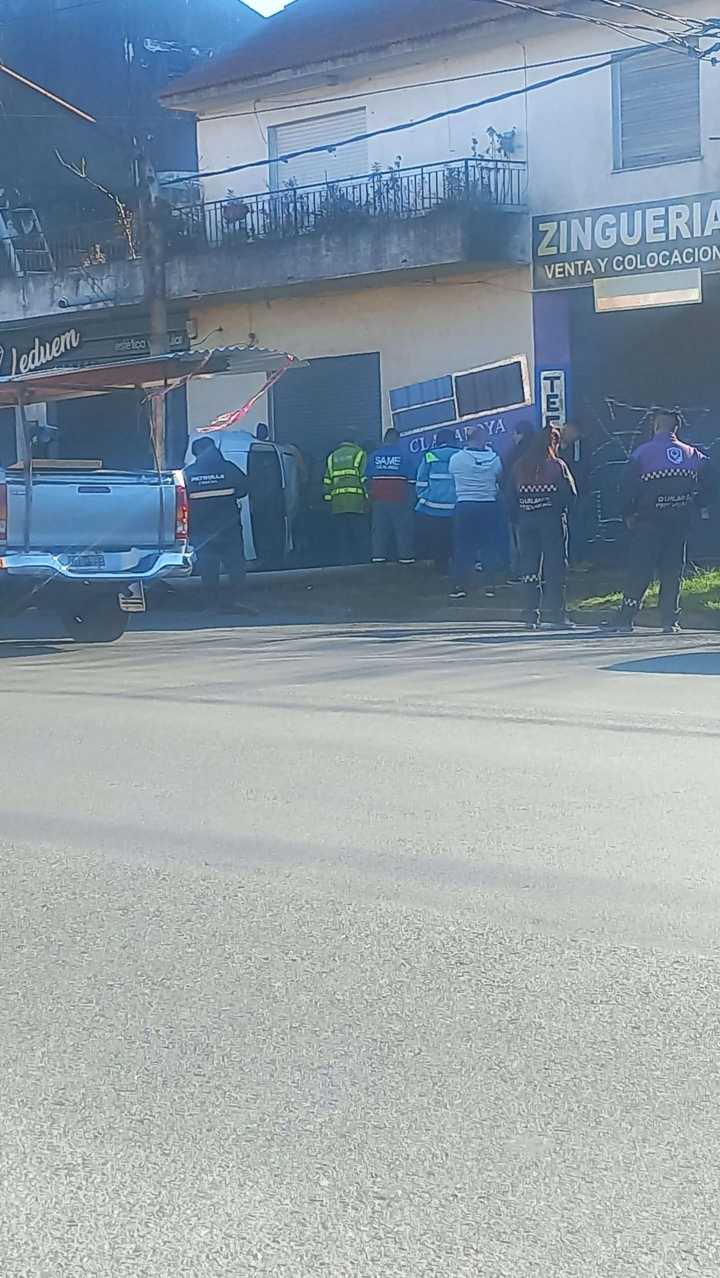 Choque y vuelco en Avenida La Plata: un Focus terminó sobre la vereda