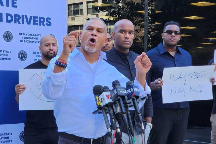 Taxistas amenazan con paralizar Nueva York si entran en funcionamiento robotaxis autónomos