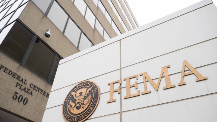 Suspenden a decenas de empleados de la FEMA tras firmar una carta abierta crítica contra la Administración Trump