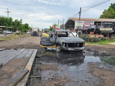 Con pérdida total se incendia una camioneta en la sindicatura de Aguaruto, Culiacán