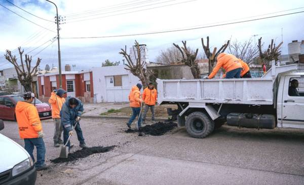 Continúa el arreglo de calles en Rawson para mejorar la circulación