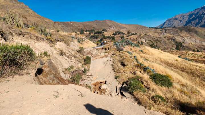 Se hunde carretera al ingreso al distrito de Maca