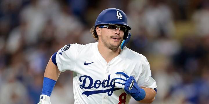 Kiké Hernández returns from injury, adds to Dodgers' outfield options