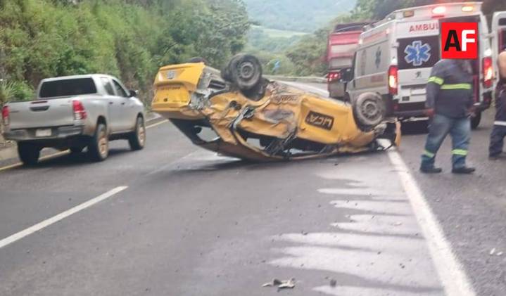 Accidente con volcadura en la autopista Colima