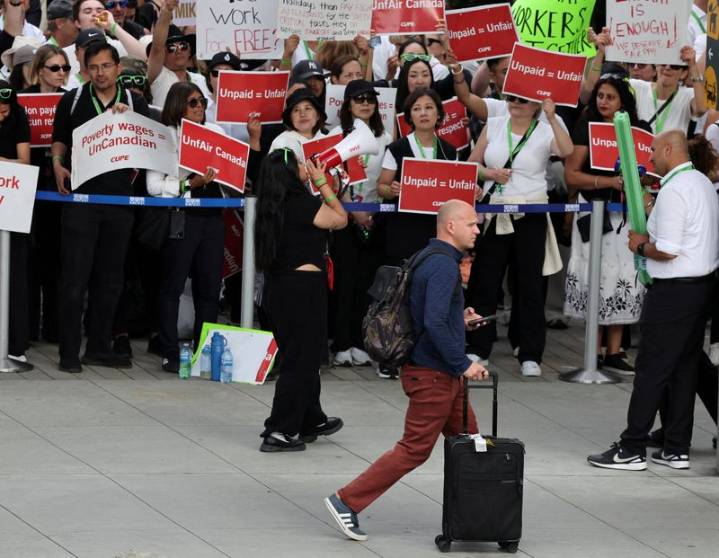 Analysis-Air Canada labor deal may reshape pay for North American airline crews
