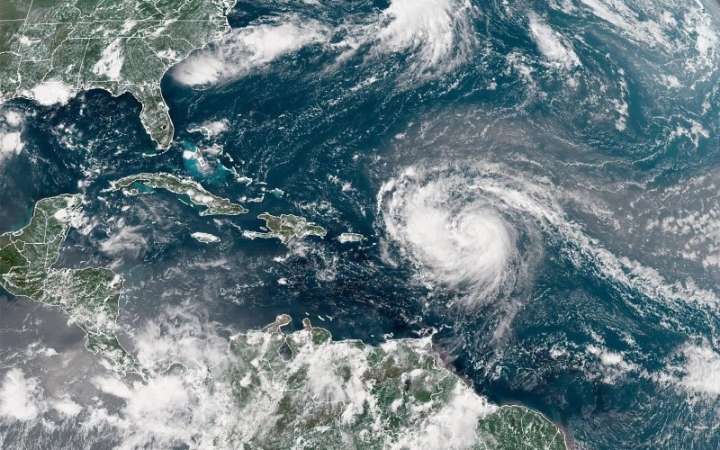 Huracán Erin baja de intensidad