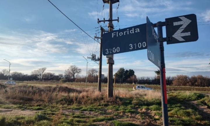 Inspector de tránsito que manejaba borracho chocó a un auto estacionado y huyó