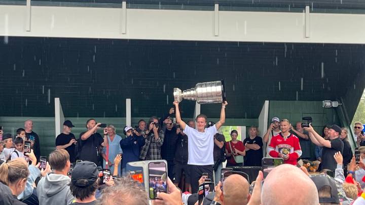 Boqvist takes Stanley Cup to hometown in Sweden