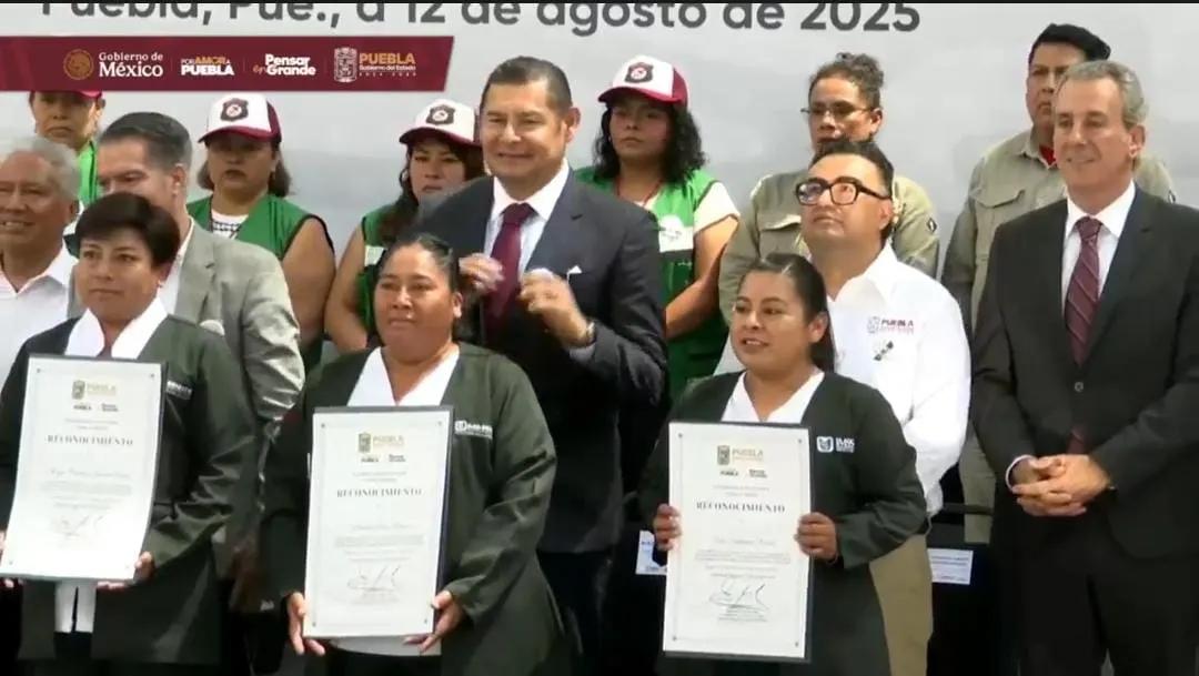 Armenta entrega reconocimientos al personal de enfermería