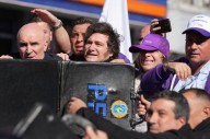 Lanzan piedras a Javier Milei en acto de campaña en Buenos Aires