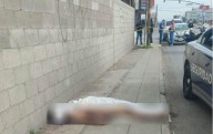 Dεsnudѻ pїεŗdε la vїdα en banqueta; habría salido corriendo de motel