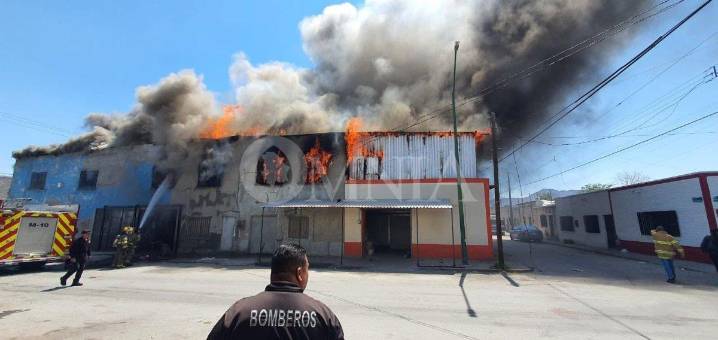 Trabajan en apagar incendio de bodega en Ciudad Juárez