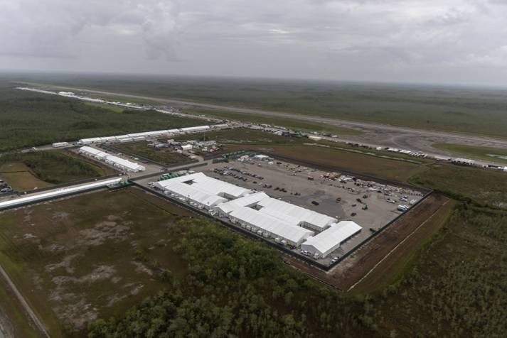 Comienzan deportaciones desde “Alligator Alcatraz”, el polémico centro migratorio en los Everglades de Florida