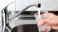 Diseñan un novedoso filtro que potabiliza el agua salada con electricidad de uso doméstico y bajo coste