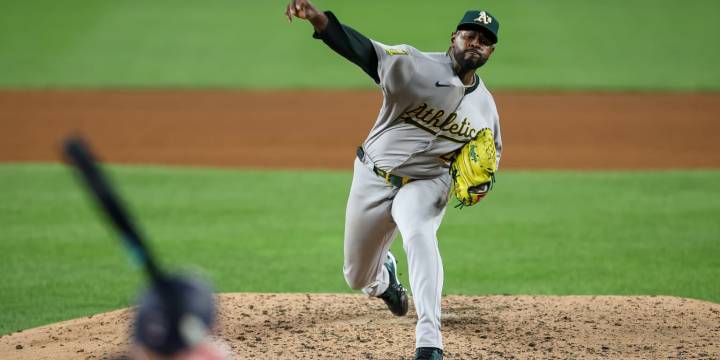 Luis Severino has left oblique strain