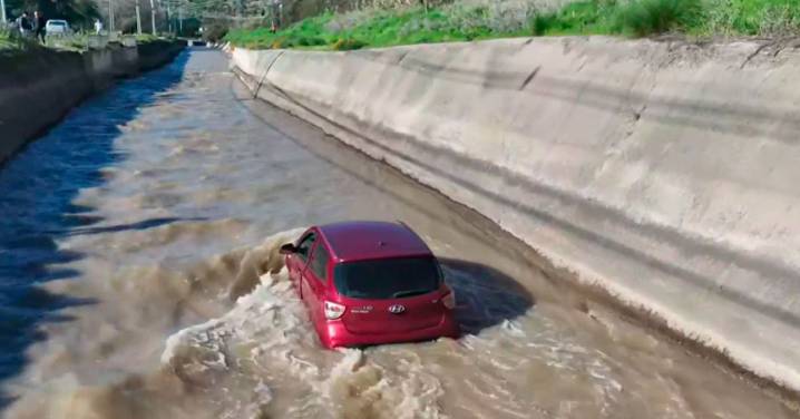 Clases de conducir eran mentira: Revelan la verdad sobre pareja que cayó con su auto al canal San Carlos