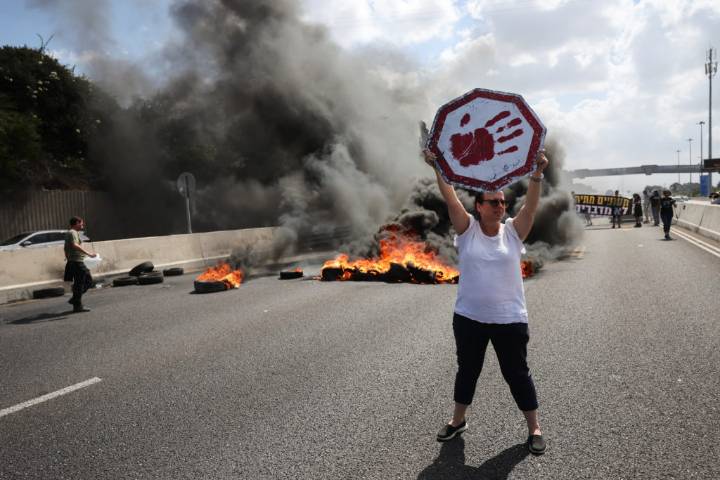Israeli protesters block highways and set fires to demand a ceasefire