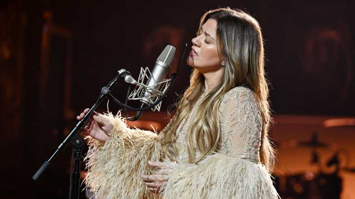 Kelly Clarkson Is Nearly Unrecognizable Sporting Her Natural Hair