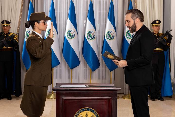 Solo peinados “adecuados” en las escuelas: la nueva normativa de Bukele en El Salvador para “fortalecer la disciplina”