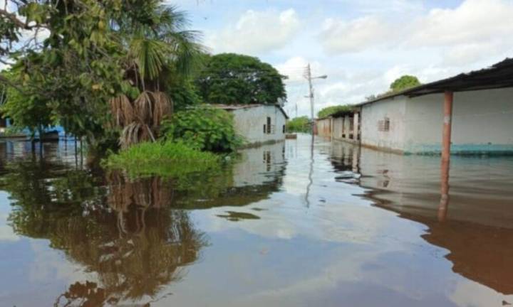 Atienden más de 600 familias afectadas por crecida del Orinoco