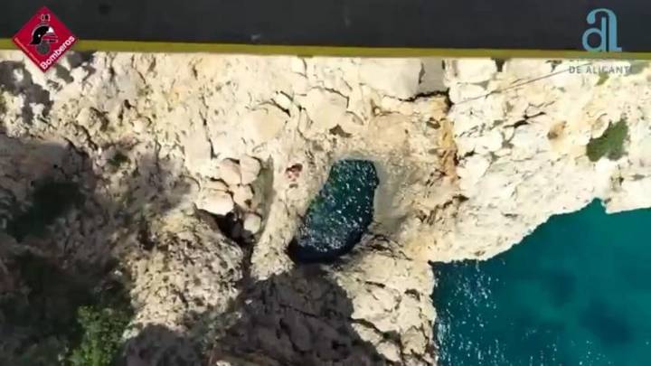 Así ha sido el rescate en los escarpados acantilados del Moraig y la Cova dels Peixos de Benitatxell