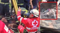 Mujer cae a un socavón de 6 metros mientras caminaba en la CDMX