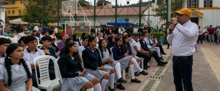 MInTic entregó computadores a estudiantes en Cabrera, Cundinamarca